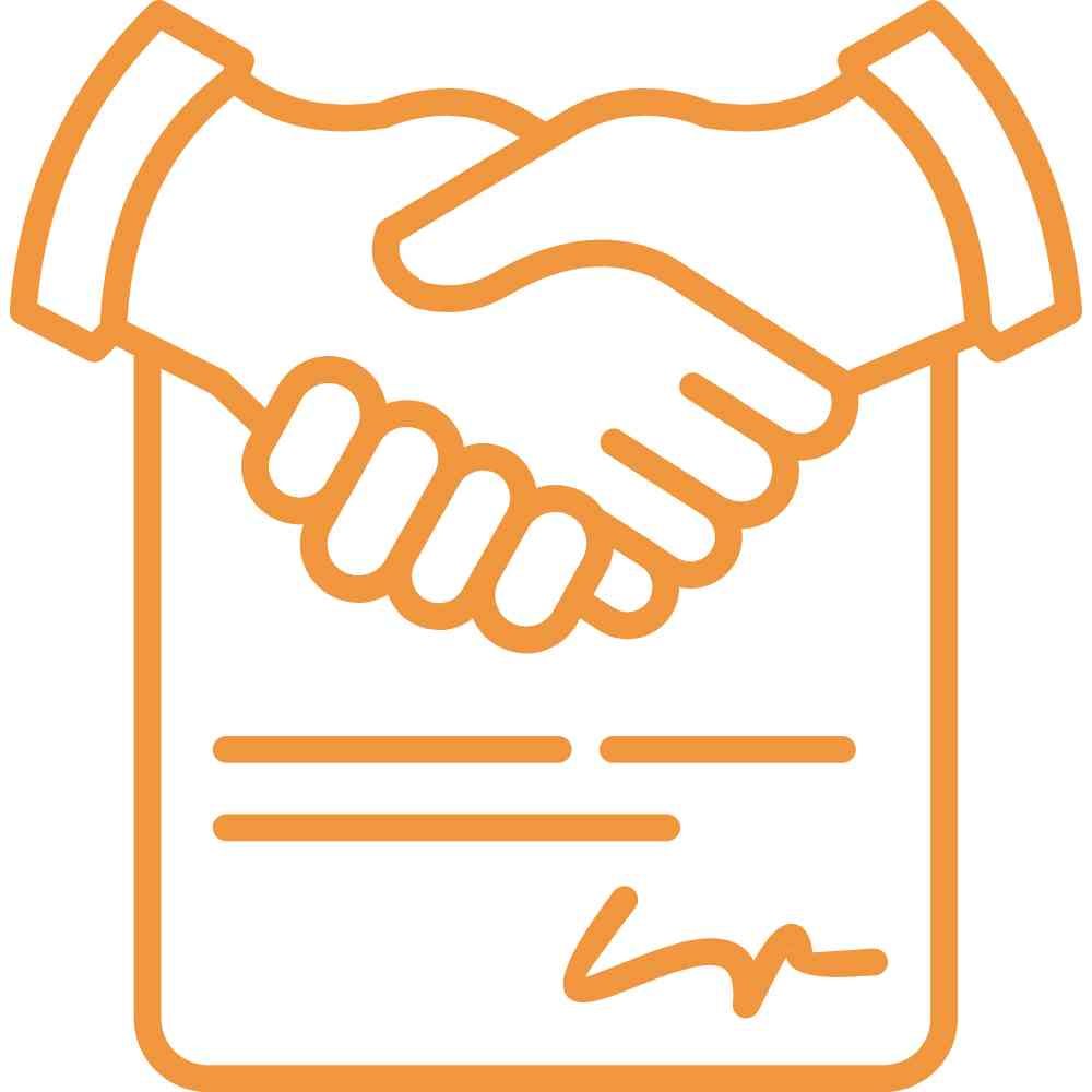 Händedruck über einem Vertragsdokument mit Unterschrift.